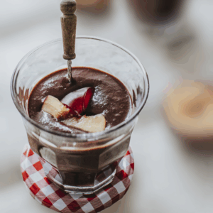 Lebkuchenmousse mit Gewürzzwetschgen